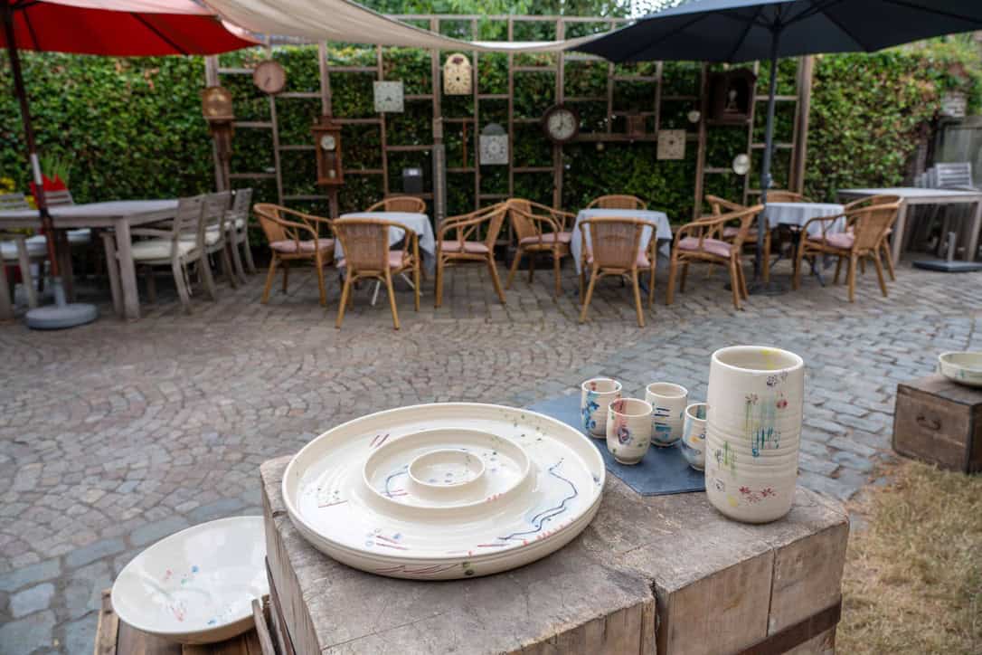 Tapasschotel De Zjattekes en klokkenthema op de achtergrond