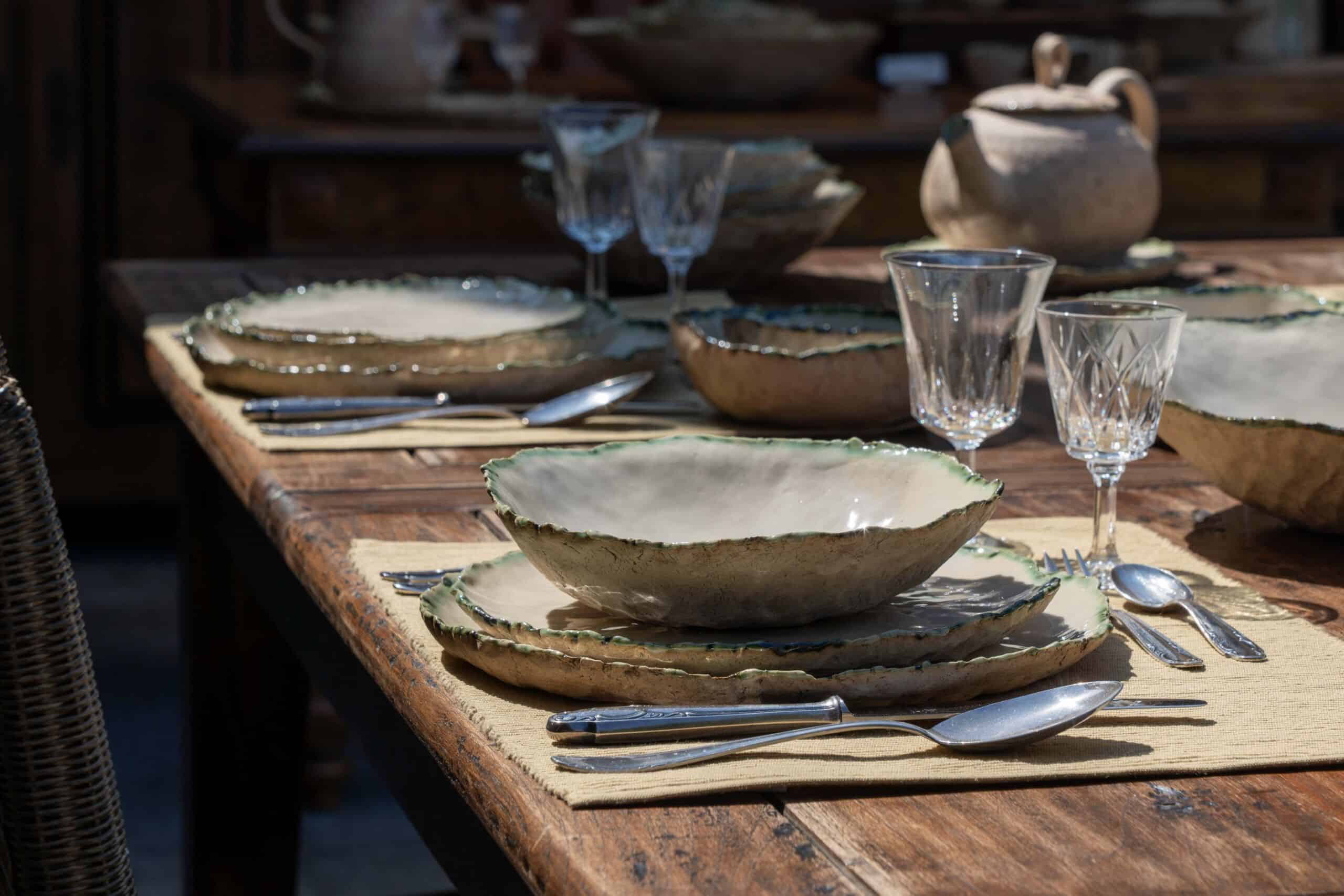 gedekte tafel van handgekneedde papyrus green