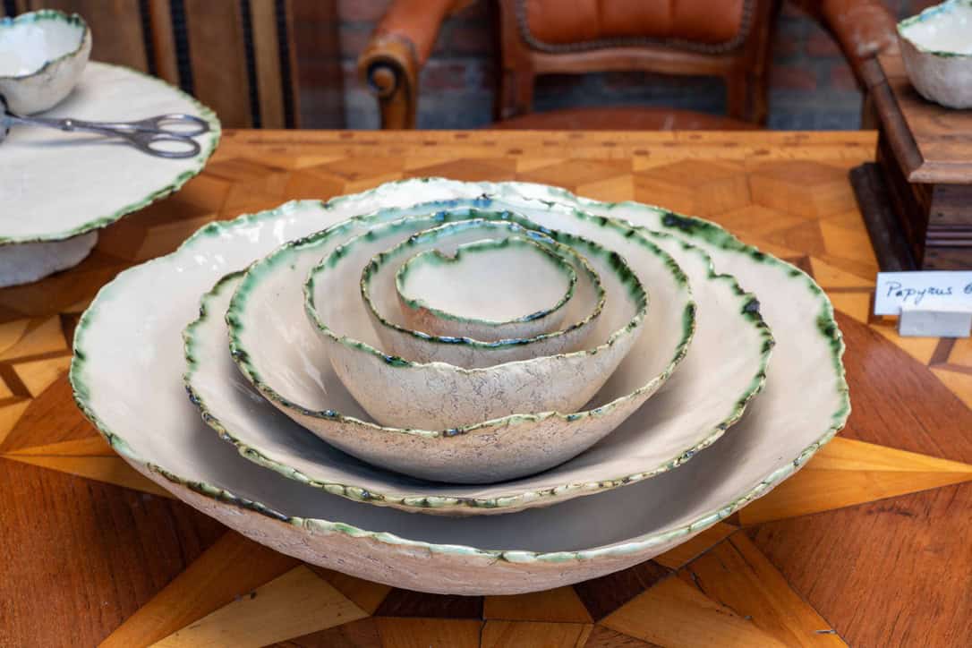 alle maten van kommen van Papyrus Green in één roos