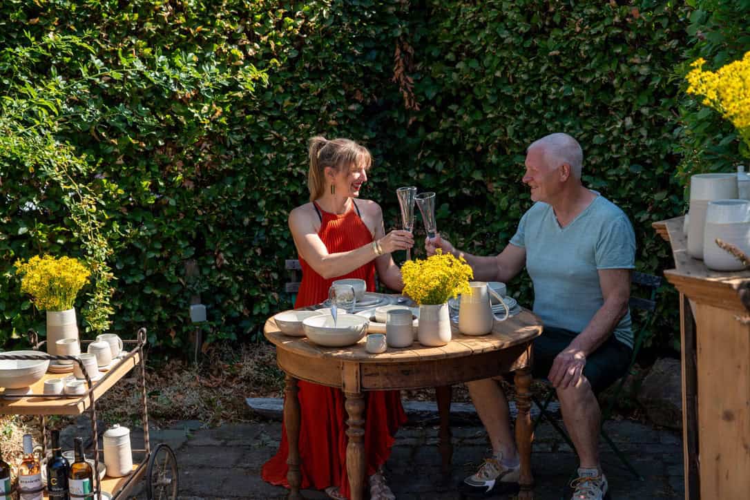 Fons en Lies klinken op kijk&koop moment 2026 vol keramiek met karakter in sfeervolle tuin