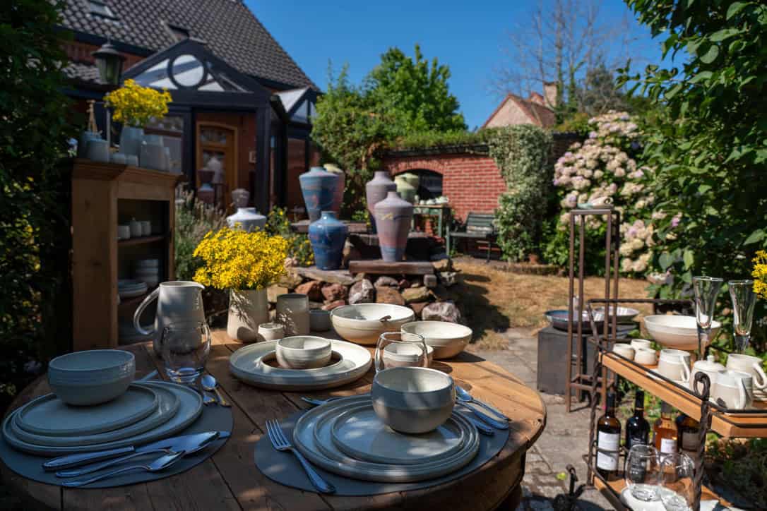 overzicht tuin vol keramiek
