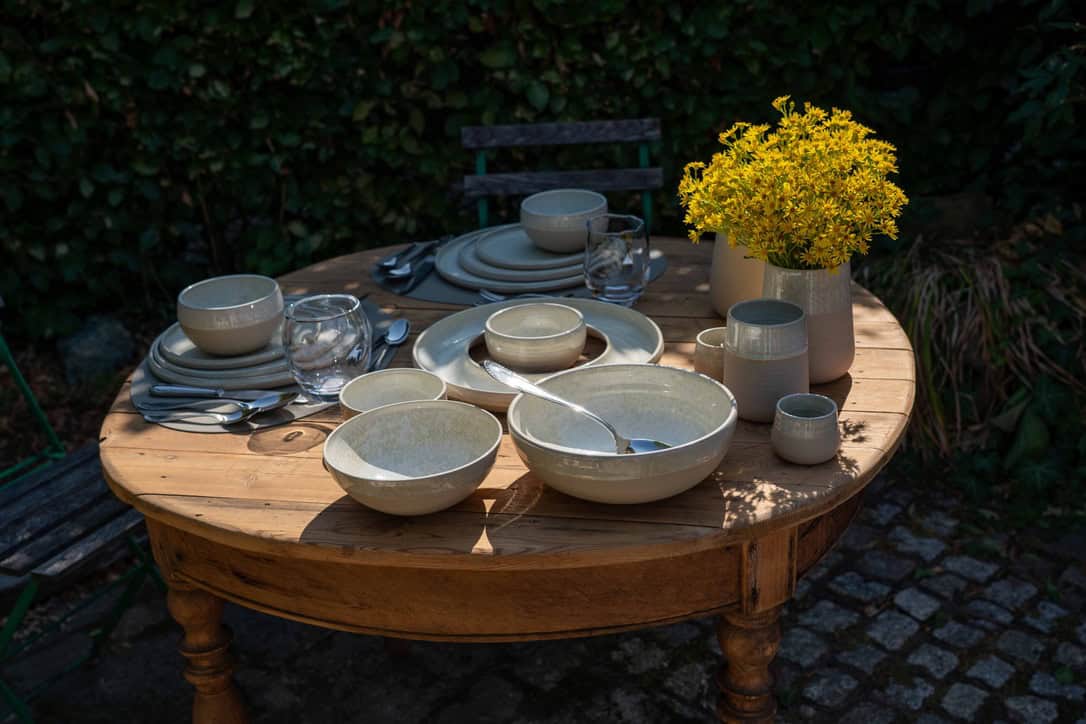 gedekte tafel met kommen en borden van Ijsbloem